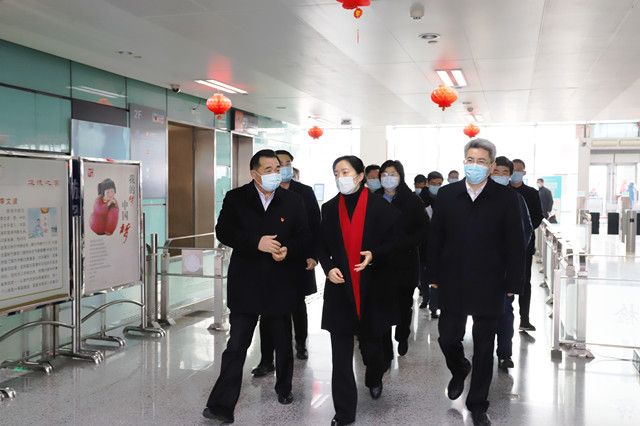 市領(lǐng)導(dǎo)至車站走訪慰問和疫情防控、保供應(yīng)保安全保暢通工作督查