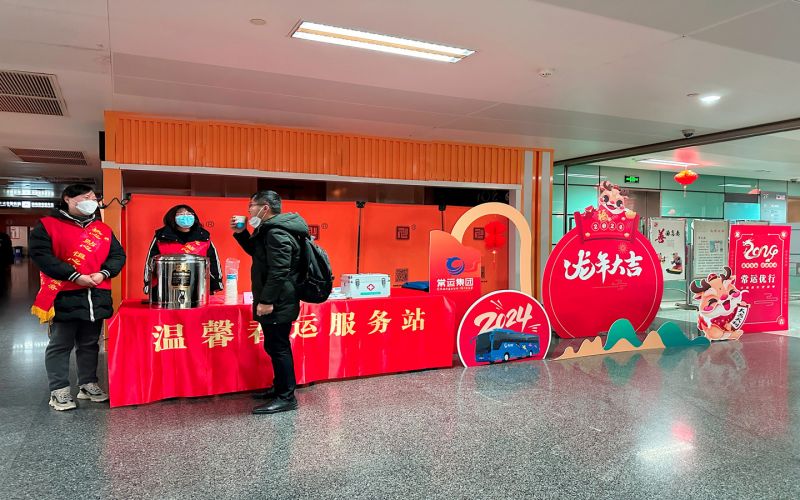 平靜的旅途中，熟悉的溫馨依舊 ——春運(yùn)路上的暖心服務(wù)