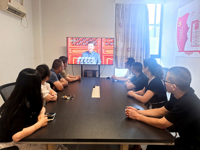 4常運集團物產(chǎn)經(jīng)營公司組織職工在會議室集中收看紀(jì)念中國人民抗日戰(zhàn)爭暨世界反法西斯戰(zhàn)爭勝利80周年閱兵式直播2_副本